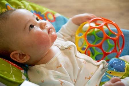１歳 ２歳児がおもちゃを投げる３つ原因は 効果的な対処法